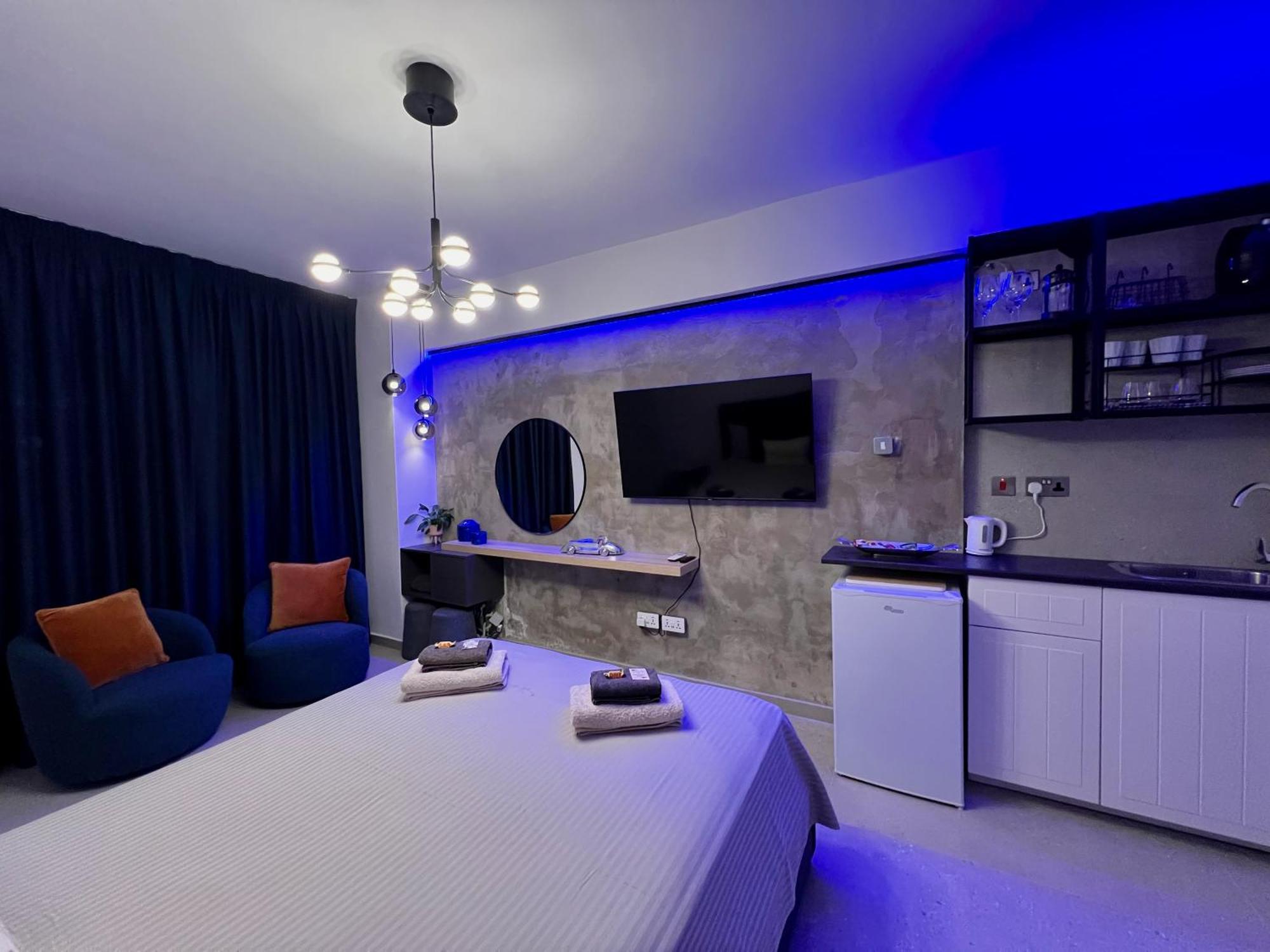 Fat Cow Apartments Larnaca Exterior photo